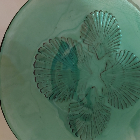 Green Recycled Glass Plate Platter Scallop Shell Relief on Bottom 10 Inches - Picture 7 of 9